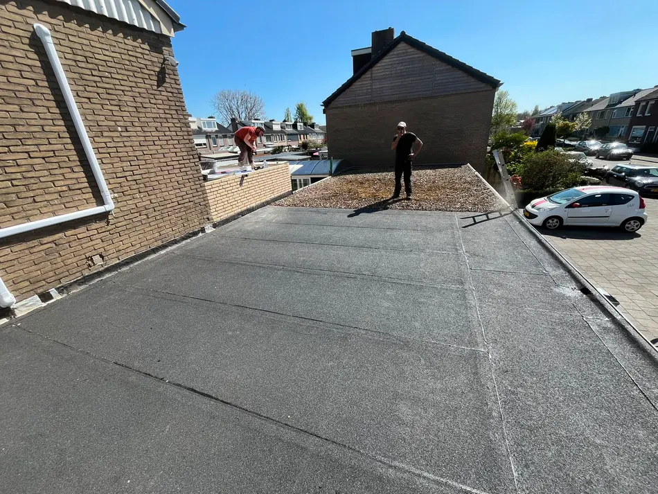 Na de renovatie, nieuw waterdicht bitumen dak, zelfde project