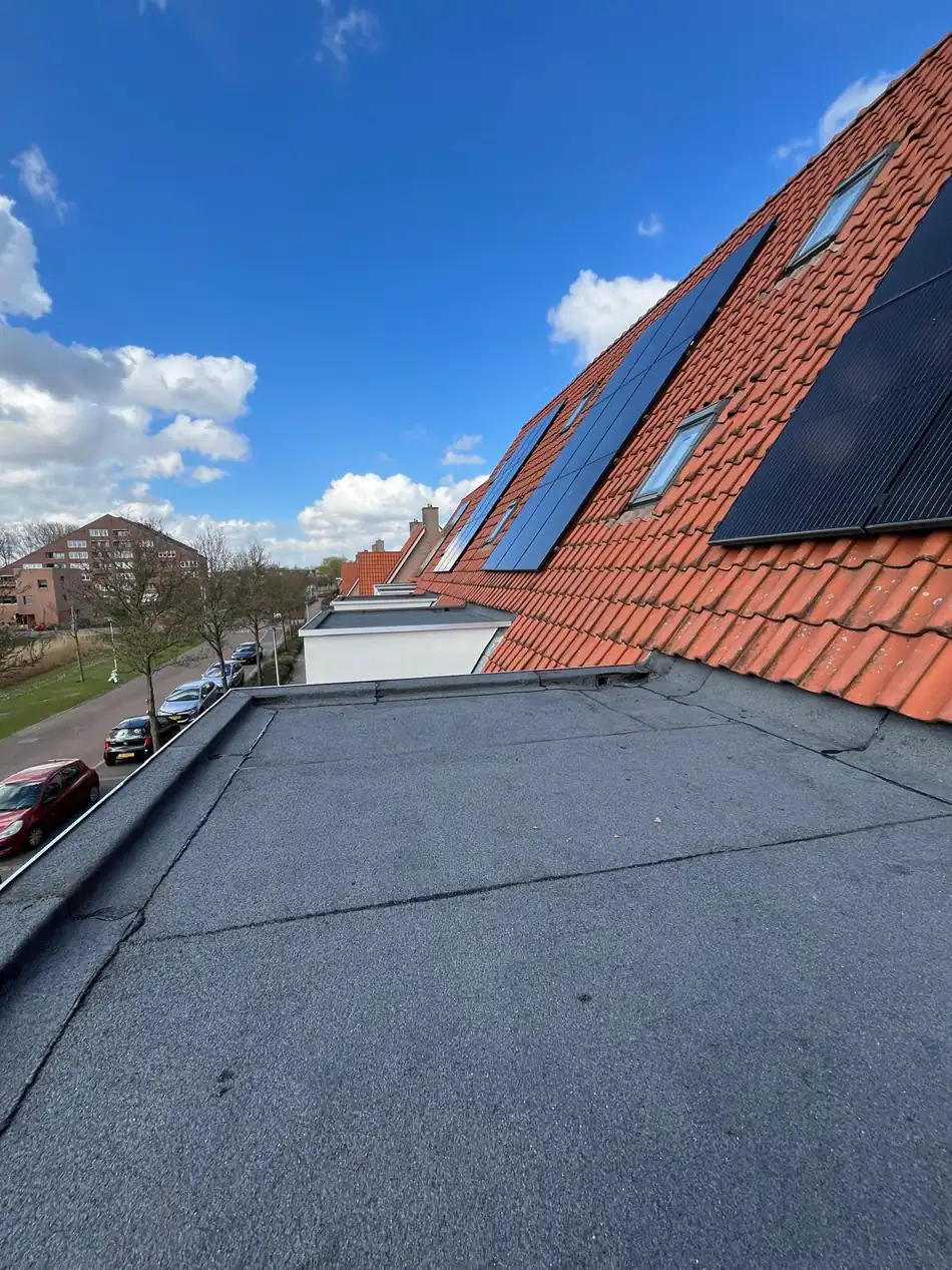 Berteck dakdekker, bitumen plat dak met pannendak en zonnepanelen in Drunen