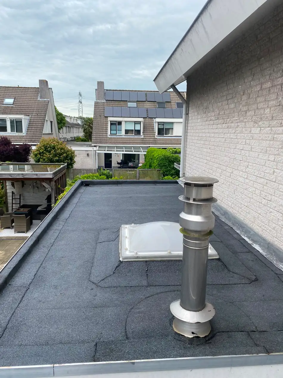 Bitumen plat dak met lichtkoepel, uitgevoerd door Berteck